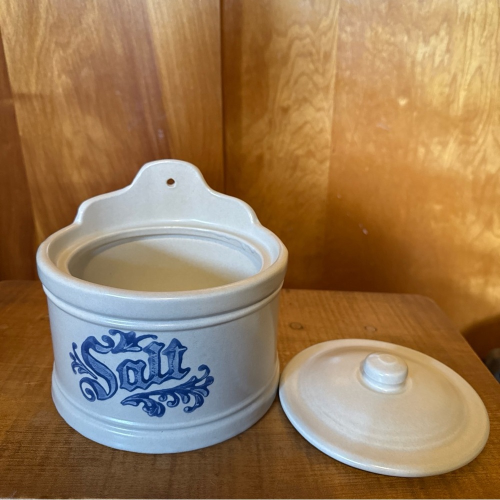 Pfaltzgraff Yorktowne Cream and Blue Wall-Mount Salt Crock with Lid - Picture 5 of 8